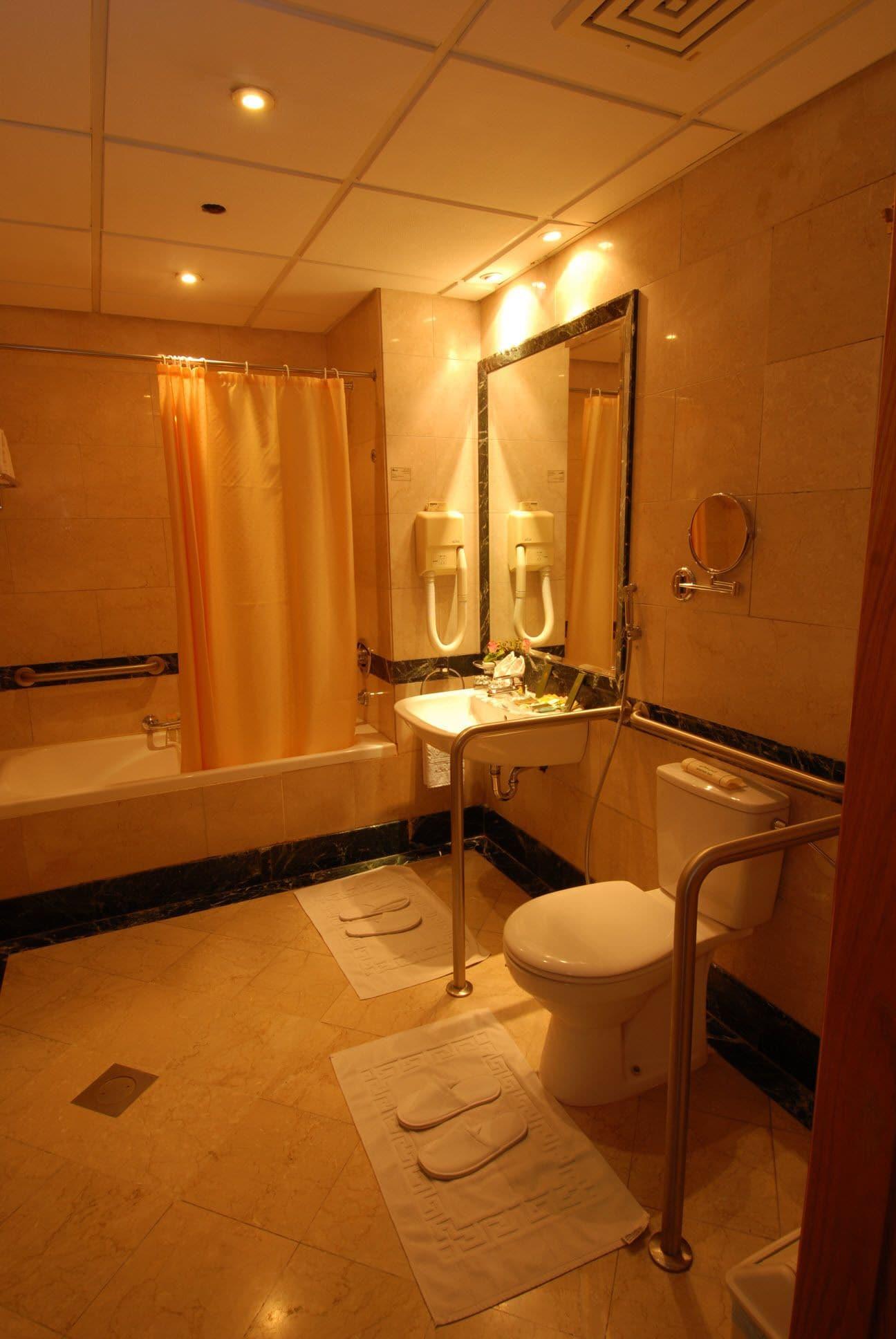 Dar Aleiman Al Haram Hotel Medina Luaran gambar A bathroom in a hotel