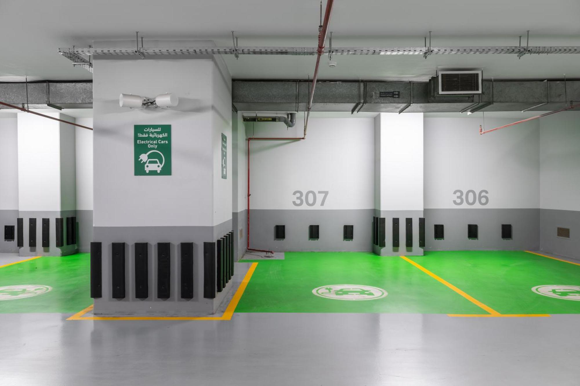 Dar Aleiman Al Haram Hotel Medina Luaran gambar Electric vehicle parking at the airport
