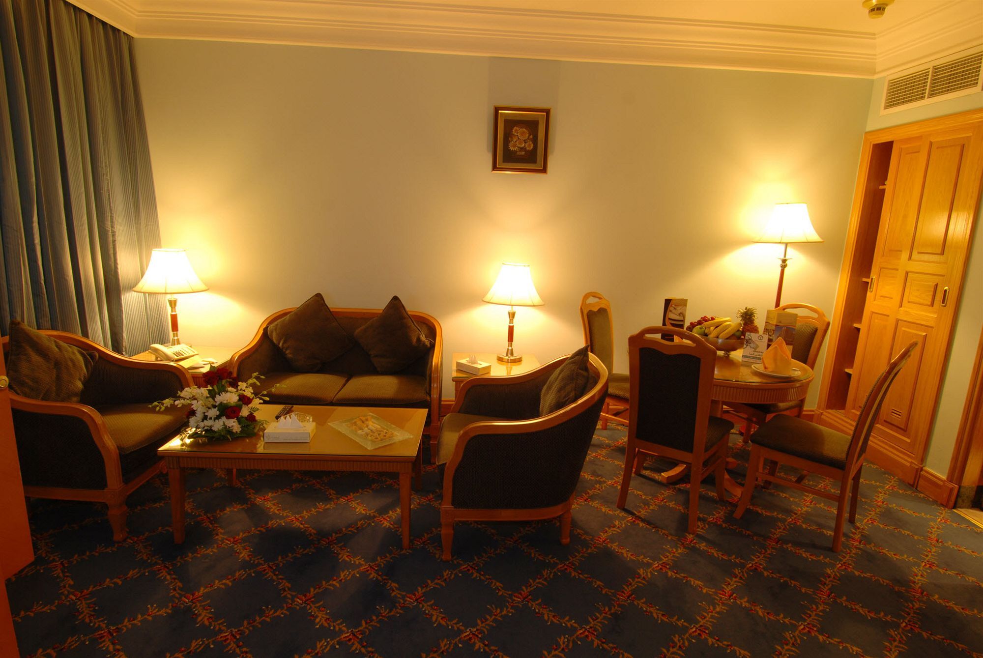 Dar Aleiman Al Haram Hotel Medina Luaran gambar A suite at the hotel